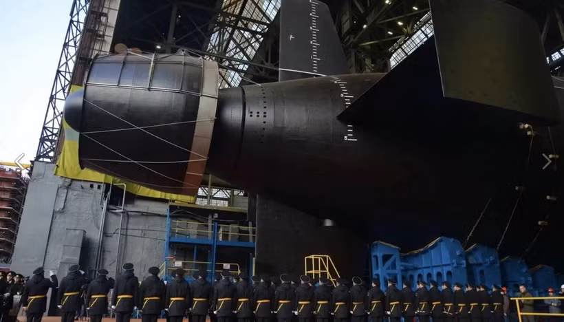 Tàu Khabarovsk được hạ thủy tại xưởng đóng tàu ở Severodvinsk ngày 1/11. (Ảnh: thebarentsobserver)
