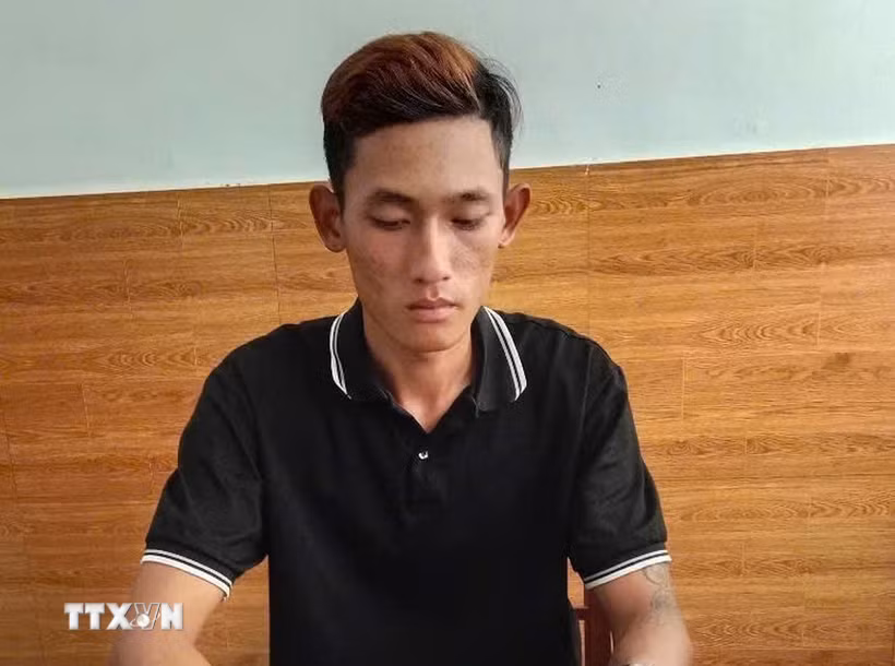 Đối tượng Ngô Chí Khang ra đầu thú để được hưởng sự khoan hồng của pháp luật. (Ảnh: TTXVN phát)