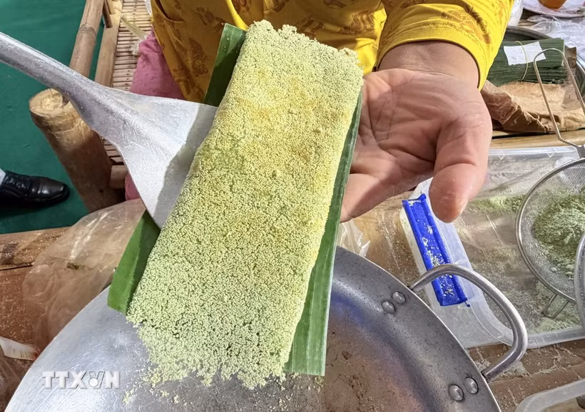 Một chiếc bánh rây vừa chín, dậy hương thơm hấp dẫn. (Ảnh: Thanh Sang/TTXVN)