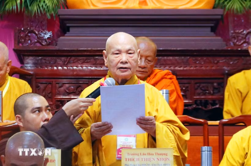 Hòa thượng Thích Thiện Nhơn, Phó Pháp chủ Hội đồng Chứng minh, Chủ tịch Hội đồng Trị sự Giáo hội Phật giáo Việt Nam phát biểu. (Ảnh: Xuân Khu/TTXVN)