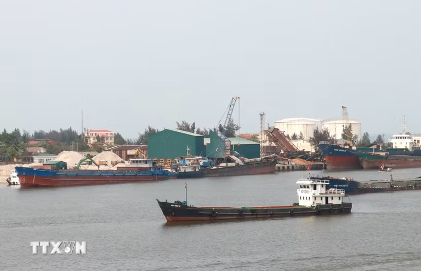Tàu vào nhận hàng từ cảng biển Cửa Việt. (Ảnh: Nguyên Lý/TTXVN)
