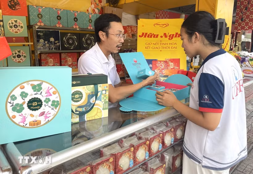 Người tiêu dùng tin chọn mua bánh Trung thu từ các thương hiệu uy tín, thay vì bánh trôi nổi. (Ảnh: Hương Giang/TTXVN)