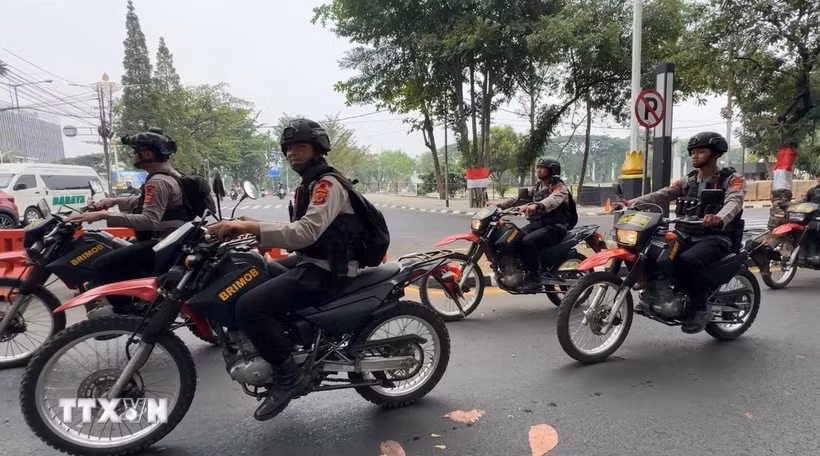 Cảnh sát Cơ động Indonesia (Brimob) trên đường phố Bandung. (Ảnh: Đỗ Quyên/TTXVN)
