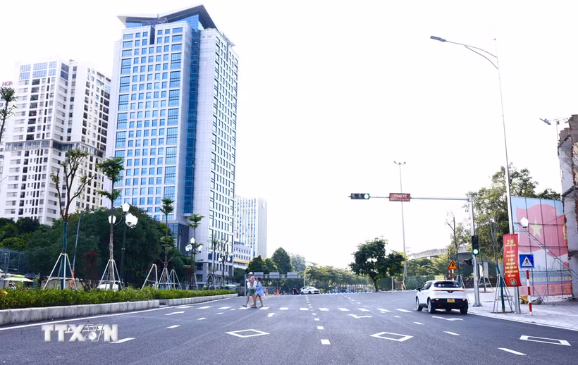 Hệ thống đèn giao thông đã được lắp đặt và sơn kẻ đường hướng dẫn đoạn cuối tuyến nút giao Voi Phục. (Ảnh: Quốc Khánh/TTXVN)