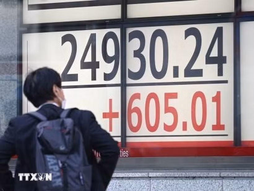 Bảng chỉ số chứng khoán tại Tokyo, Nhật Bản. (Ảnh: Kyodo/TTXVN)