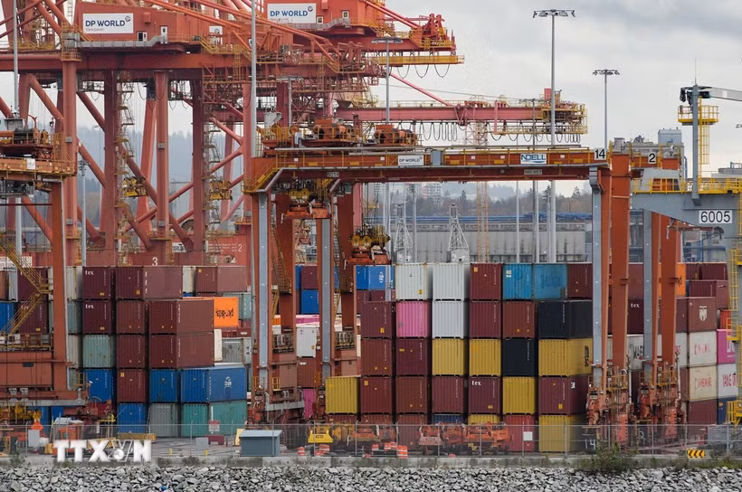 Các container hàng hóa tại cảng ở Vancouver, British Columbia, Canada. (Ảnh: THX/TTXVN phát)