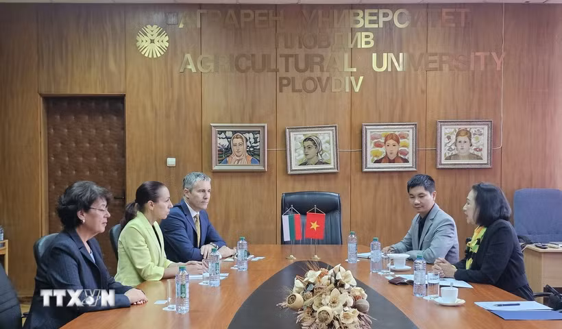 Đại sứ Việt Nam tại Bulgaria Nguyễn Thị Minh Nguyệt làm việc với lãnh đạo Đại học Nông nghiệp Plovdiv. (Ảnh TTXVN phát)