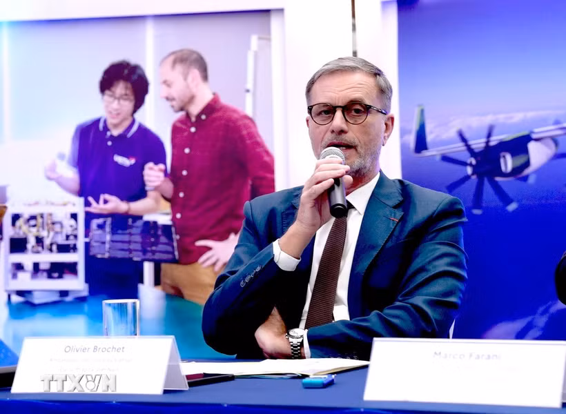 Đại sứ Pháp Olivier Brochet phát biểu tại họp báo. (Ảnh: Việt Đức/TTXVN)