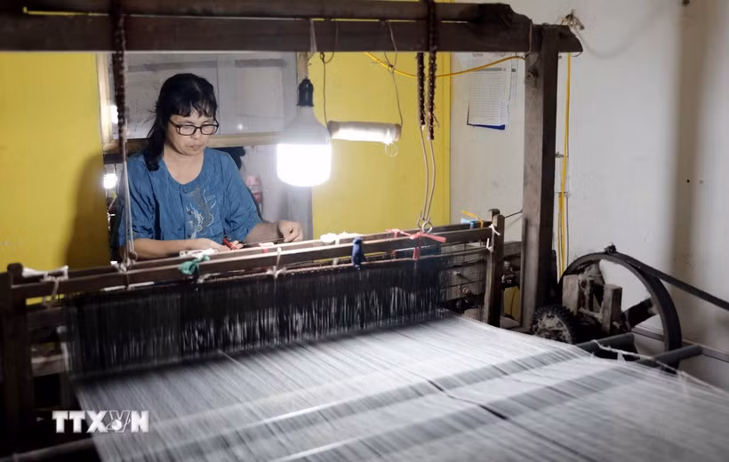Làng nghề dệt đũi Nam Cao, xã Lê Lợi, tỉnh Hưng Yên có tuổi đời gần 400 năm ngày càng phát triển. (Ảnh: Thế Duyệt/TTXVN)