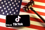 Logo của ứng dụng TikTok trên điện thoại và quốc kỳ Mỹ. (Ảnh: Reuters/TTXVN)\