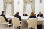 Tổng thống Nga Vladimir Putin trong cuộc gặp với đặc phái viên của Tổng thống Mỹ, ông Steve Witkoff và ông Jared Kushner tại Moskva ngày 2/12/2025. (Ảnh: AA/TTXVN)