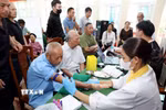 Thu nhận mẫu sinh phẩm ADN thân nhân liệt sỹ chưa xác định được thông tin trên địa bàn tỉnh Lạng Sơn. (Ảnh: Văn Đạt/TTXVN)