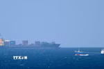 Tàu chở hàng hướng vào eo biển Hormuz. (Ảnh: AFP/TTXVN)