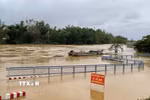 Nước lũ trên sông Trà Khúc dâng cao gây ngập đường vào xóm Lân, xã Tịnh Khê, tỉnh Quảng Ngãi. (Ảnh: Phạm Cường/TTXVN)