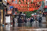 Sáng 16/9, ngập úng xảy ra trên phố Ngọc Lâm (Hà Nội), khiến việc đi lại của người dân gặp nhiều khó khăn. (Ảnh minh họa: Minh Quyết/TTXVN)