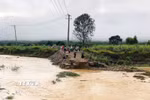 Mưa lớn gây sạt lở, cuốn trôi một đoạn đường dẫn vào cầu Suối Cái (xã Phú Hòa 1). (Ảnh: TTXVN phát)