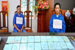 2 đối tượng Giàng A Vả (SN 1982) và Giàng A Chía (SN 1985) cùng trú tại bản Pho, xã biên giới Pa Tần (Lai Châu), cùng tang vật của chuyên án. (Ảnh: TTXVN phát)