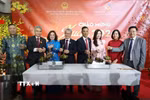 Đại sứ Nguyễn Đắc Thành (thứ2, bên trái), Phu nhân và các vị khách vớt bánh chưng mở đầu buổi lễ. (Ảnh: Thu Hằng/TTXVN)
