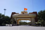 Cửa khẩu Quốc tế Lao Bảo giữ vai trò trụ cột của Khu kinh tế - Thương mại trên tuyến hành lang kinh tế Đông-Tây, là cửa ngõ giao thương giữa Việt Nam với Lào. (Ảnh: Thanh Thủy/TTXVN)