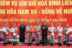 Thượng tướng Nguyễn Trường Thắng, Thứ trưởng Bộ Quốc phòng và bà Katherine Louise Grimmond, Tổng Lãnh sự Australia tại Thành phố Hồ Chí Minh tặng quà chào đón cán bộ, chiến sỹ Bệnh viện Dã chiến cấp 2 số 7 hoàn thành xuất sắc nhiệm vụ trở về nước. (Ảnh: Xuân Khu/TTXVN)