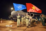 Cán bộ, chiến sỹ Bệnh viện dã chiến cấp 2 số 7 trở về nước sau khi hoàn thành xuất sắc nhiệm vụ gìn giữ hòa bình Liên hợp quốc tại Phái bộ Nam Sudan. (Ảnh: Xuân Khu/TTXVN)