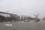 Một tuyến đường ở Nghệ An bị ngập nặng khiến phương tiện giao thông đi lại khó khăn. (Ảnh: Văn Tý/TTXVN)