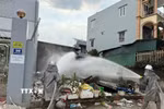 Cán bộ, chiến sỹ Đội Chữa cháy và Cứu nạn, cứu hộ khu vực số 32 triển khai phun nước xử lý sự cố rò rỉ khí clo tại thôn Mễ Sơn, xã Thượng Phúc. (Ảnh: TTXVN phát)