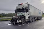 Phần đầu xe container biến dạng sau va chạm trên cao tốc. (Ảnh: TTXVN phát)