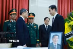Thủ tướng Lê Minh Hưng chia buồn với cán bộ Đại sứ quán Trung Quốc tại Việt Nam. (Ảnh: Dương Giang/TTXVN)