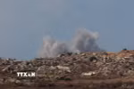 Khói bốc lên sau cuộc không kích của Israel xuống thành phố Gaza ngày 30/9/2025. (Ảnh: THX/TTXVN)