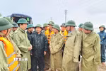 Phó Thủ tướng Mai Văn Chính kiểm tra công tác ứng phó mưa lũ tại phường Vũng Áng, Hà Tĩnh. (Ảnh: TTXVN phát)