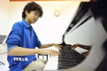 Cao Phú Quý trong giờ luyện tập piano tại Học viện Âm nhạc Quốc gia Việt Nam. (Ảnh: Minh Đức/TTXVN)