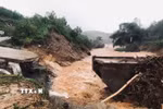 Nước lũ gây gãy Cầu Nước Bao xã Sơn Hà (Quảng Ngãi). (Ảnh: TTXVN phát)