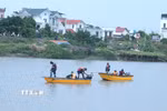 Đội Cứu hộ 116 phối hợp với lực lượng chức năng sử dụng ca nô để tìm kiếm các nạn nhân tại khu vực chân cầu Bo, phường Trà Lý, tỉnh Hưng Yên. (Ảnh: Đinh Văn Nhiều/TTXVN)