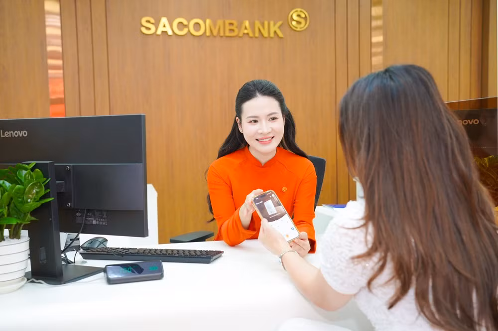 cbnv-sacombank-tu-van-san-pham-cho-khach-hang.png