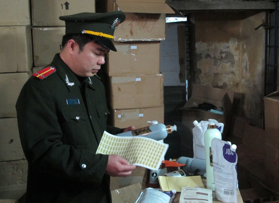 Đội Quản lý thị trường số 15 phối hợp với PA65 thu hơn 3.500 mỹ phẩm lậu tại kho số 9 Ngọc Hồi. (Ảnh: Đức Duy/Vietnam+)
