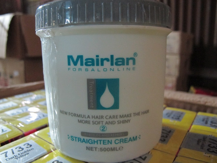 Một trong những loại kem dưỡng tóc bị phát hiện trong kho hàng. (Ảnh: Đức Duy/Vietnam+)