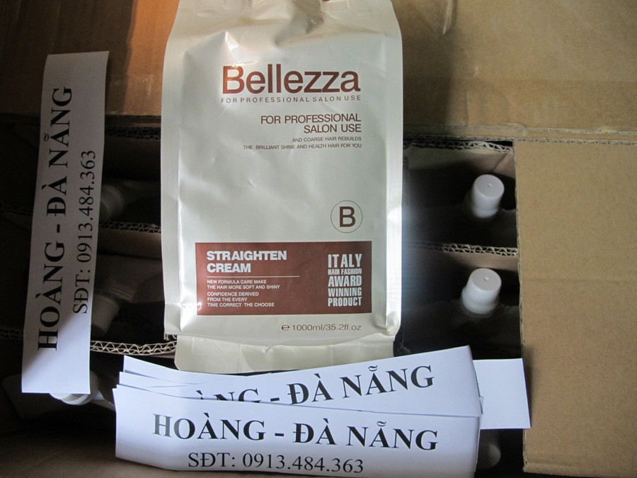 Nhiều thùng hàng chưa kịp giao cho khách. (Ảnh: Đức Duy/Vietnam+)