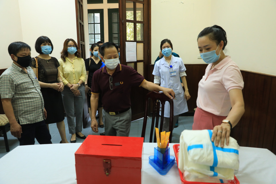 Bên cạnh mỗi khu vực bỏ phiếu đều bố trí phòng cách ly y tế riêng, sẵn sàng phòng dịch trong mọi tình huống. (Ảnh: Xuân Quảng/Vietnam+)