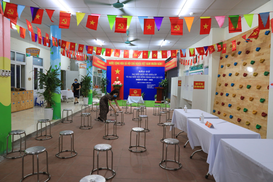 Còn tại khu vực bỏ phiếu số 6, phường Giảng Võ (quận Ba Đình), ghế ngồi được bố trí giãn cách, đảm bảo các yêu cầu về phòng chống COVID-19. (Ảnh: Xuân Quảng/Vietnam+)