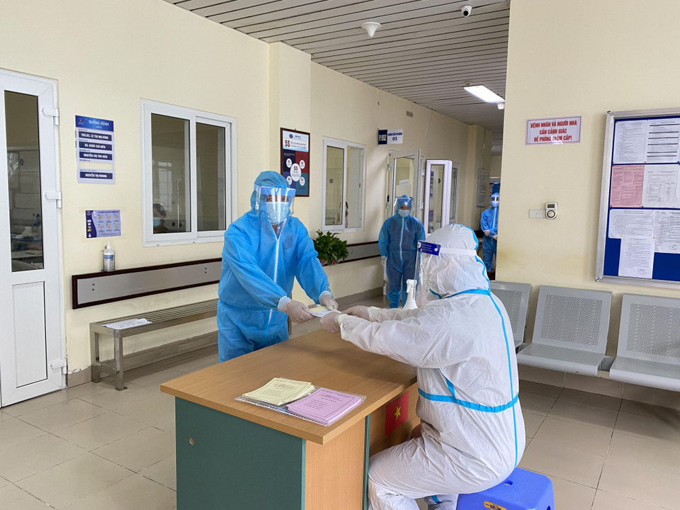 Việc tuyên truyền bầu cử được bệnh viện tổ chức thường xuyên qua loa phát thanh của bệnh viện, qua trực tuyến, qua email, zalo, viber, phát tài liệu, dán niêm yết danh sách bầu cử đến từng buồng bệnh. (Ảnh do Viện K cung cấp)