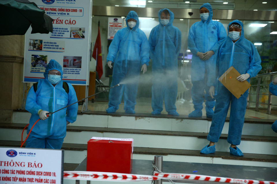 Thực hiện phun khử khuẩn và các bước về y tế đối với hòm phiếu. (Ảnh: Xuân Quảng/Vietnam+)