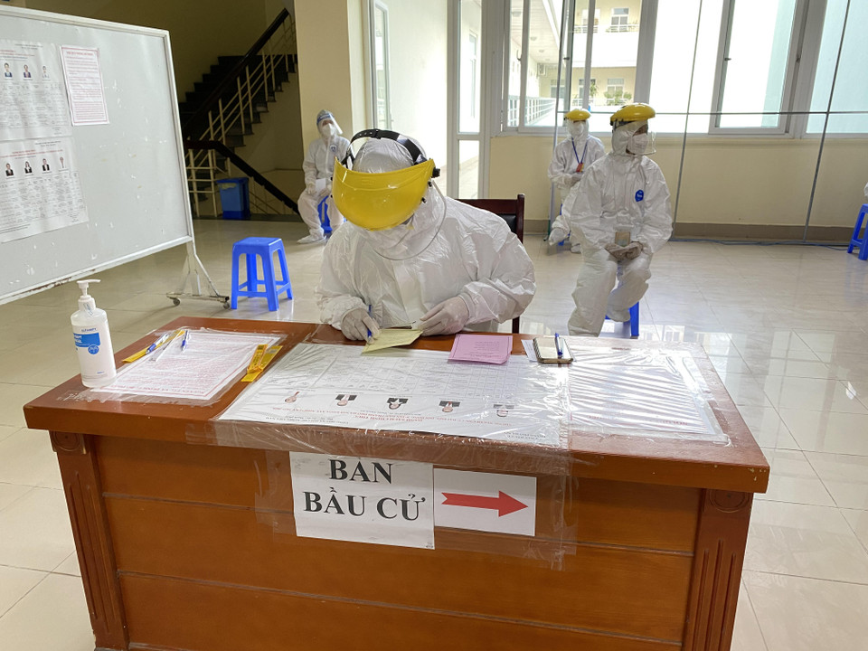 Những bệnh nhân nặng không đi lại được sẽ bỏ phiếu tại giường bệnh. (Ảnh do Viện K cung cấp)