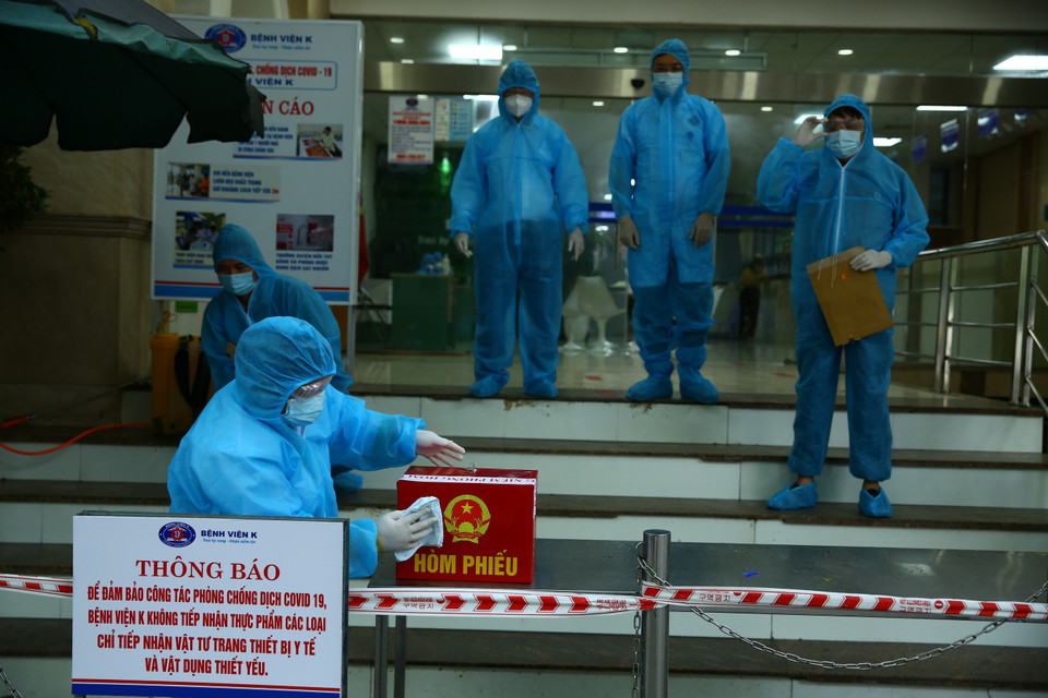 Hòm phiếu được Tổ bầu cử chuyển đến Bệnh viện K cơ sở Phan Chu Trinh, quận Hoàn Kiếm. (Ảnh: Xuân Quảng/Vietnam+)