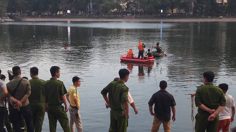 Phương tiện và lực lượng ​được huy động đến để tìm kiếm xác người thanh niên. (Ảnh: PV/Vietnam+)