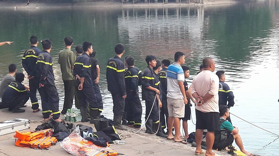 ​Chiều 3/6, nhiều người đi đường đã bàng hoàng khi phát hiện một thanh niên nhảy xuống hồ Thiền Quang rồi không thấy nổi lên. (Ảnh: PV/Vietnam+)