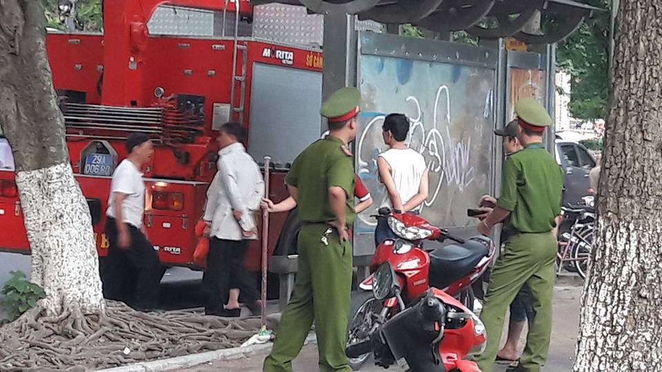 Nhận được tin báo lực lượng chức năng đã có mặt tổ chức tìm kiếm và phân luồng giao thông. (Ảnh: PV/Vietnam+)