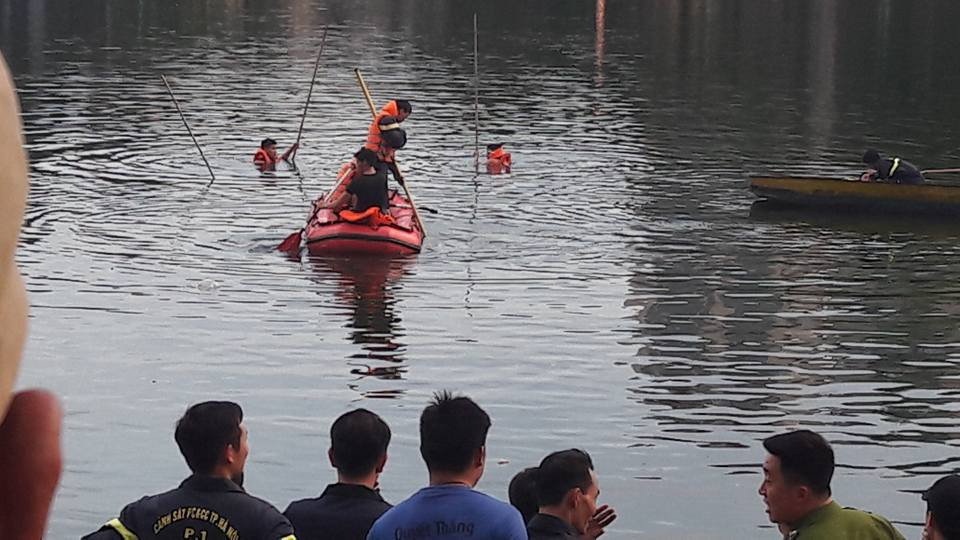 Các nhân chứng cho biết, người thanh niên này có dấu hiệu tâm lý không bình thường trước khi nhảy xuống hồ tự tử. (Ảnh: PV/Vietnam+)