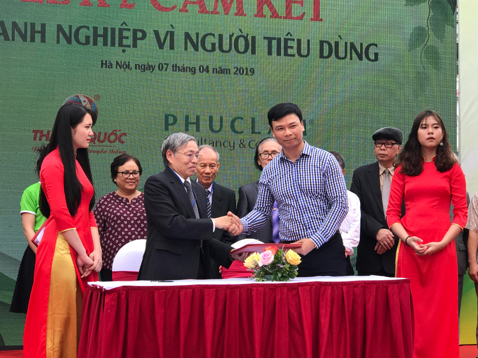 Nhiều doanh nghiệp đã ký cam kết vì người tiêu dùng. (Ảnh: Đức Duy/Vietnam+)