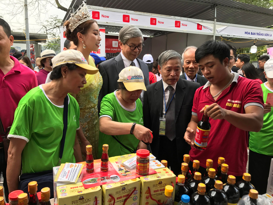 Vì vậy, công tác bảo vệ quyền lợi người tiêu dùng ngày càng trở nên cấp thiết. (Ảnh: Đức Duy/Vietnam+)